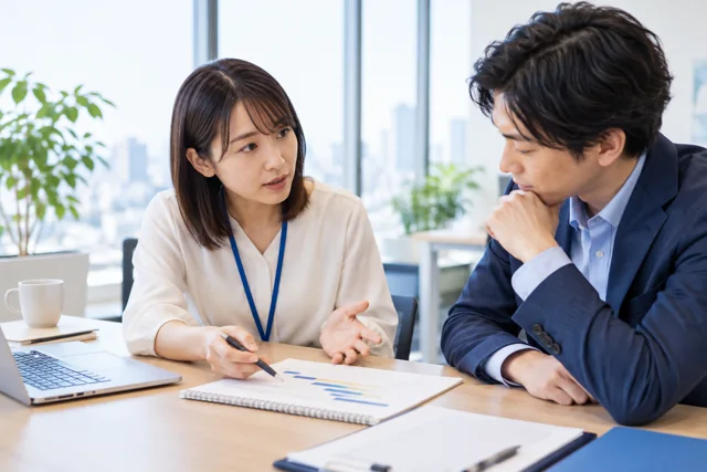 遅延・ミスの伝え方の学習内容を表した日本人の仕事・日常の場面