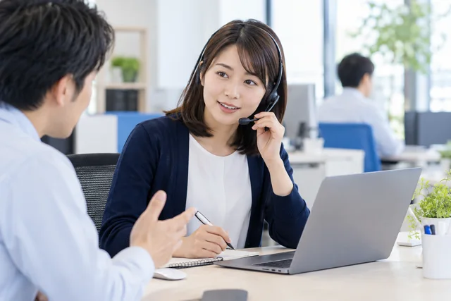 運用監視/ヘルプデスクの学習内容を表した日本人の仕事・日常の場面