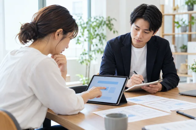 UI/UXデザイナーの学習内容を表した日本人の仕事・日常の場面