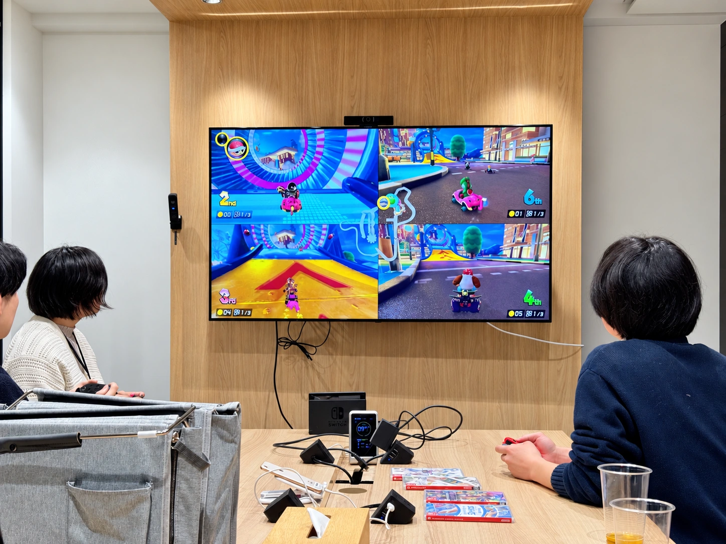 テーブルを囲む、休憩時間
