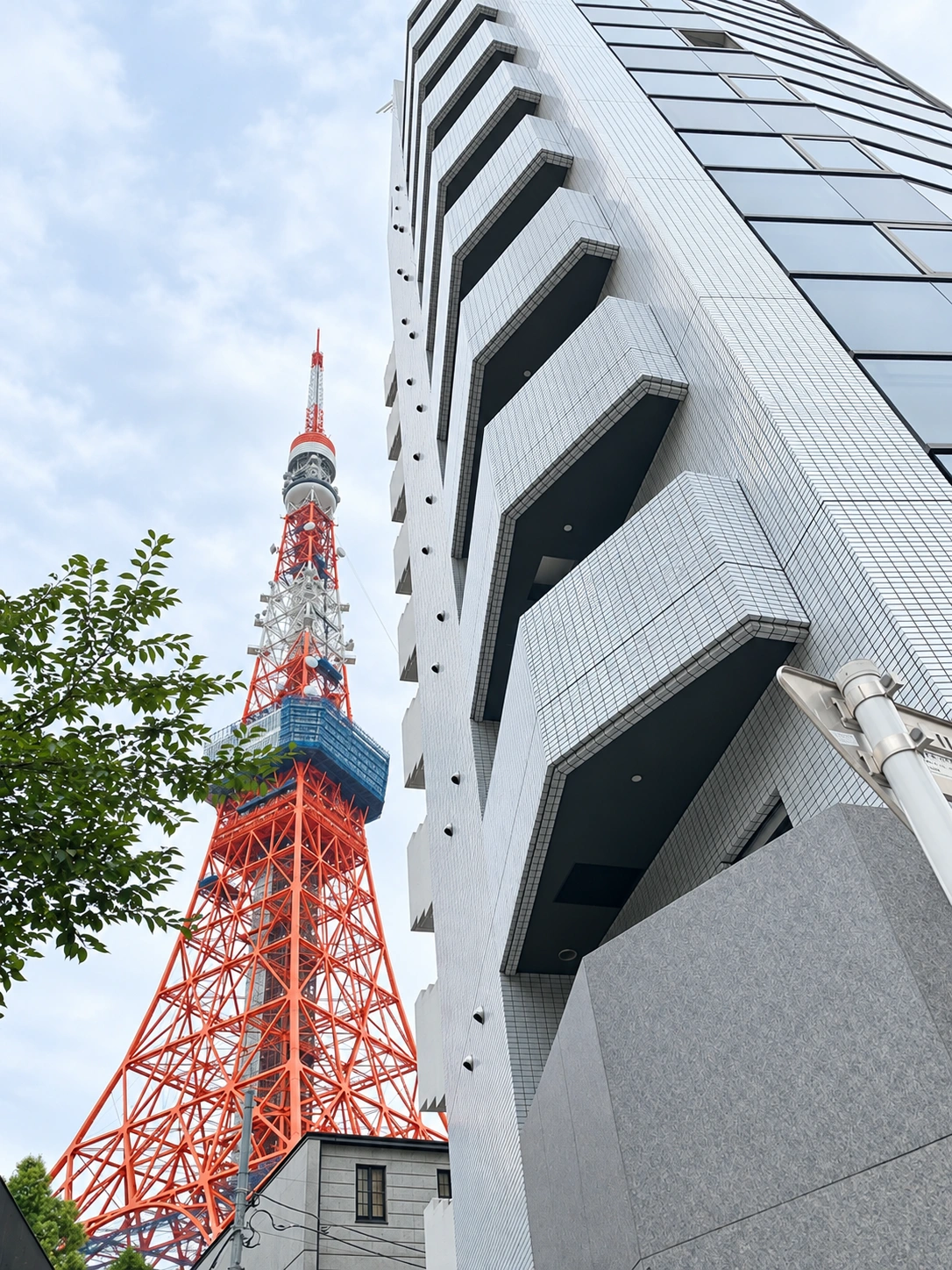 TOWER FRONT 神谷町の建物外観と東京タワー
